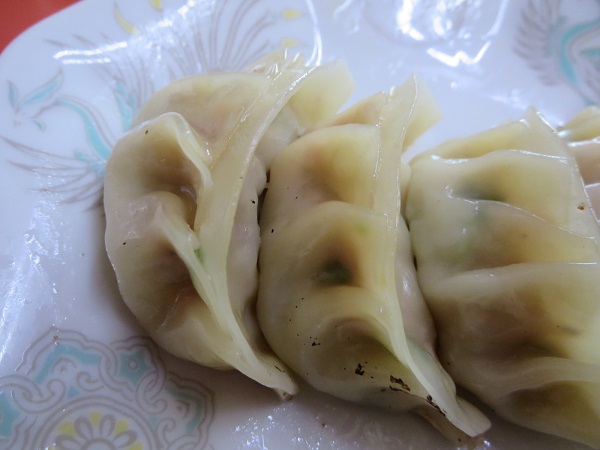 楽楽のギョーザの焼き目がついていない側の近影画像。