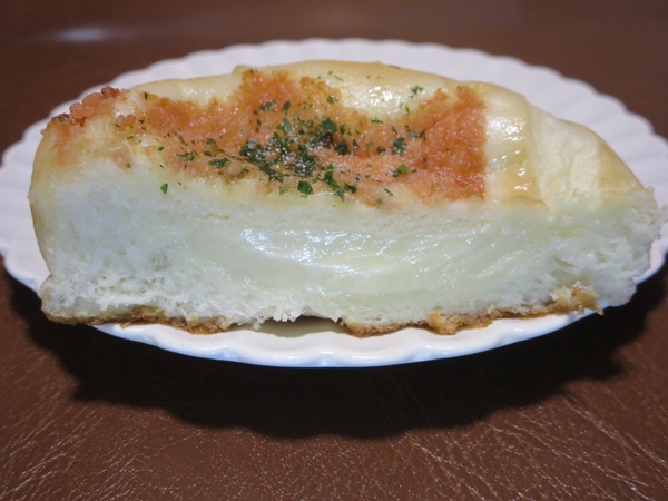BAKERY&cafe辰巳俱楽部の明太カマンベールの断面の近影画像。
