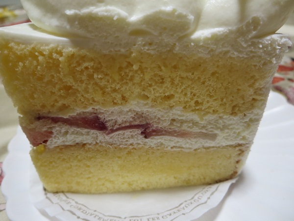 パティスリー RICOのふわふわショートケーキの別角度からの近影画像。