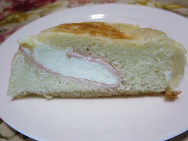 リヨンSUDAトロワのゴーダハムの断面の近影画像。