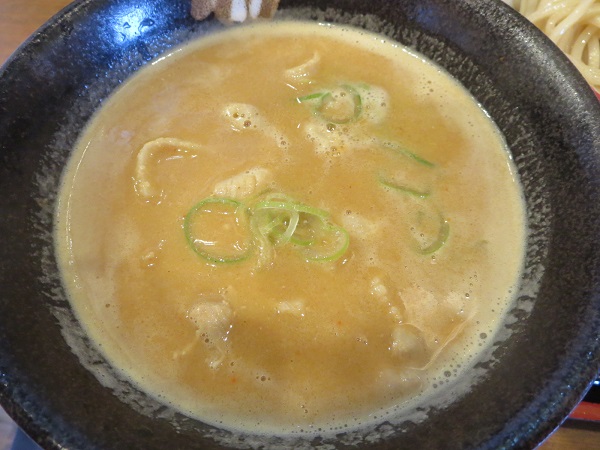 味噌屋 八玄の味噌つけ麺のつけ汁の近影画像。