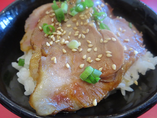ラーメン山岡家のチャーシュー丼の近影画像。