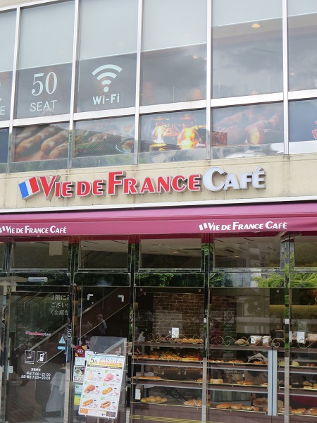 VIE DE FRANCEの看板と入口。