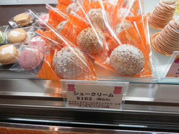 金のうさぎのシュークリームが置かれているショーケース。