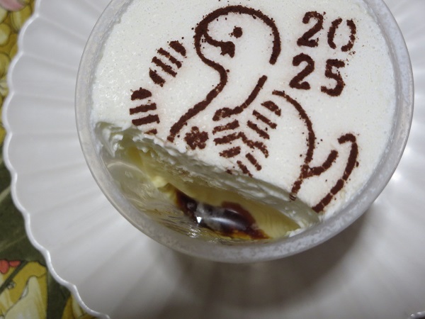 パステルのNEW YEARプリンの底のカラメルの画像。