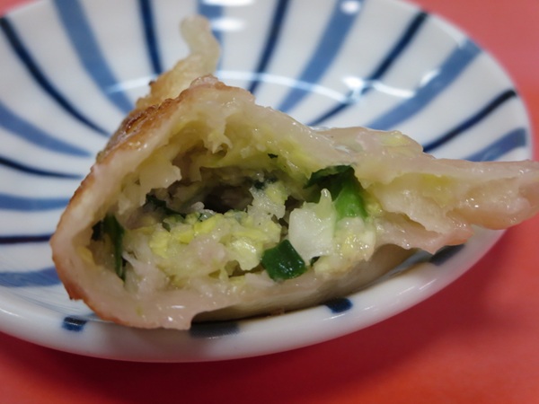 萬来軒の餃子の断面の近影画像。