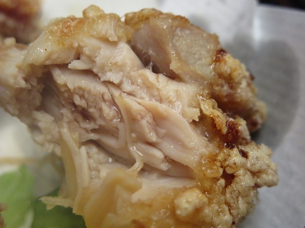南房総やまと寿司の鶏のから揚げの断面の近影画像。