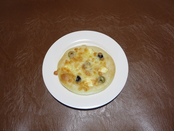 おおみやパンカフェのフォカッチャ(オリーブ・クリームチーズ)の全体画像。