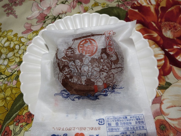 香梅の八福神（白小豆餡）の全体画像。