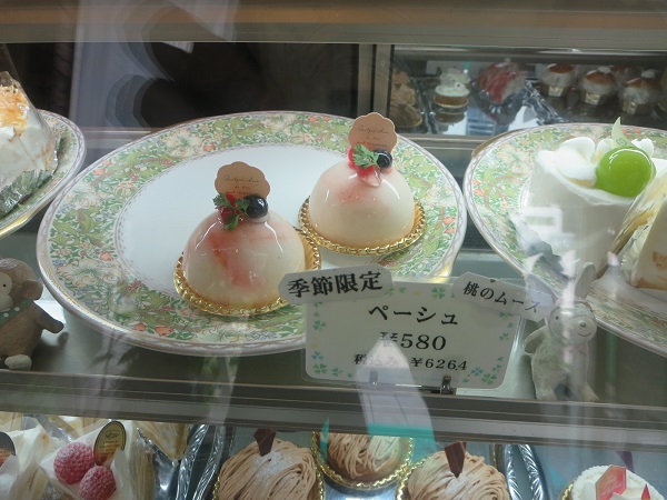 ラ・シェールのペーシュが陳列されているショーケース。