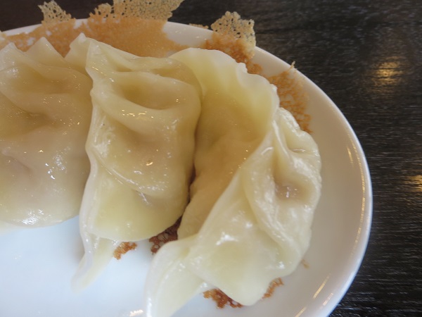 王朝の焼き餃子の焦げ目の付いていない側の近影画像。
