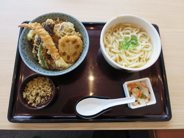 とんでんのランチ 天丼・うどんの全体画像。