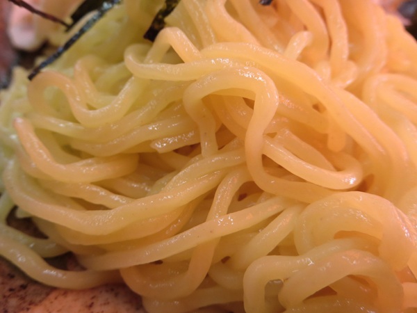 めん丸のつけ麺の麺の近影画像。