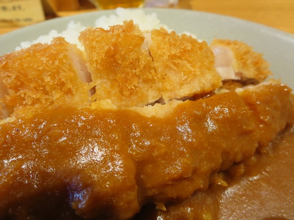 豚料理田の手作りカツカレーのロースかつの近影画像。