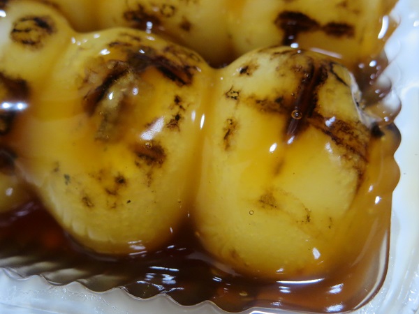 餅萬の焼きだんごの別角度からの近影画像。