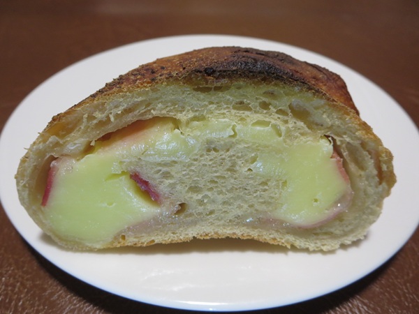 リヨンSUDA COREのスパイシーチーズのトースト後の断面の近影画像。