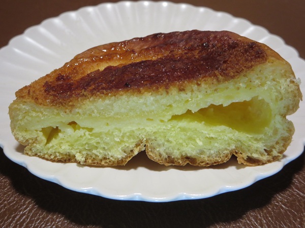 麻布十番モンタボーのバスクチーズブリオッシュの断面の近影画像。