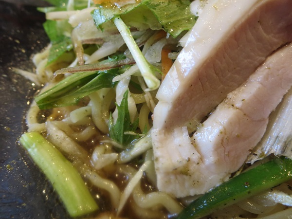 味府中華居酒屋の山椒風冷麺の蒸し鶏の近影画像。