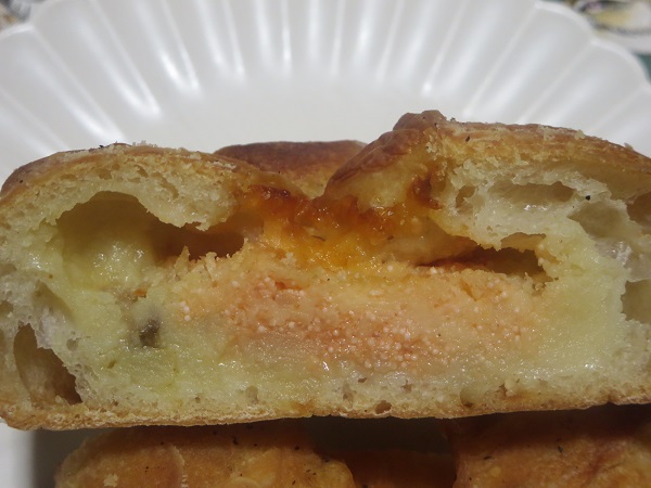 コーデュロイのめんたいじゃがチーズフランスの断面の近影画像。