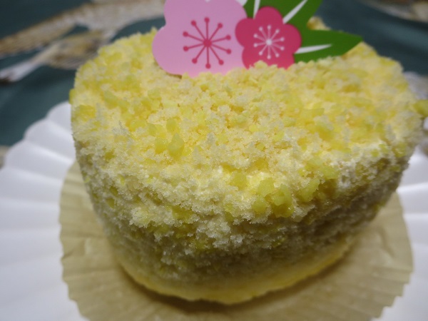 シェ・レカミエのレモンカスタードケーキの近影写真。