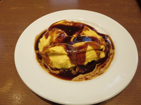 デニーズのとろーり卵とチーズのオムライスの全体画像。