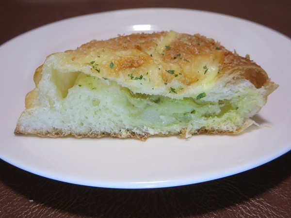 麻布十番モンタボーのバジルツナポテトの断面の近影画像。
