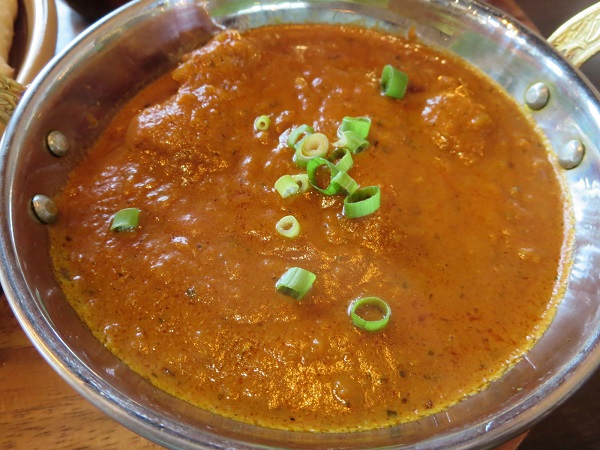 インド料理カリワラのチキンマサラカレー＆ハニーチーズナンのチキンマサラカレーの近影画像。