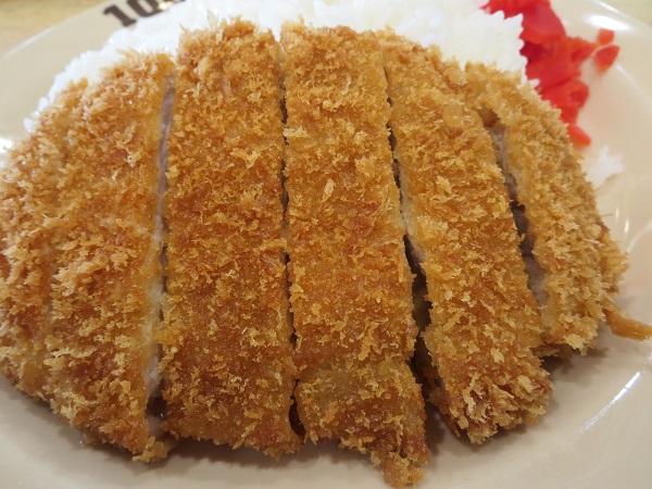 100時間カレーEXPRESSの三元豚ロースカツカレーのロースかつの近影画像。