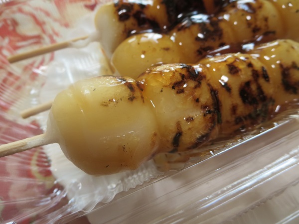 和菓子や 栗山菓舗の焼だんごの別角度からの近影画像。