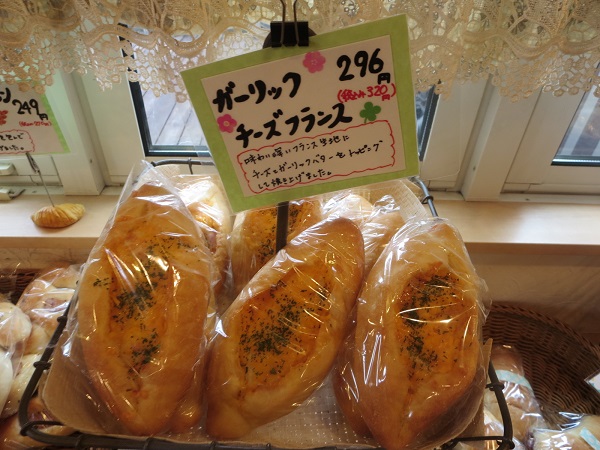 パン工房 ナララのガーリックチーズフランスが置かれている陳列棚。