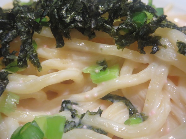 大福の明太子クリームパスタの生地の近影画像。