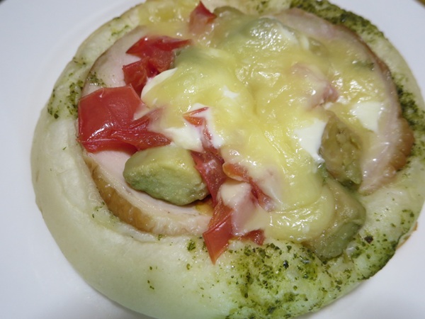 パン工房 ナララのアボカドとトマトバジルチキンのフォカッチャの近影画像。