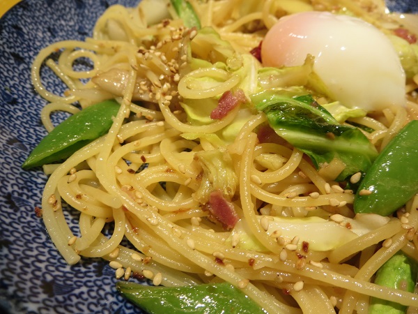 洋麺屋 五右衛門のイベリコ豚と春野菜づくしのよくばりスパゲッティーの近影画像。