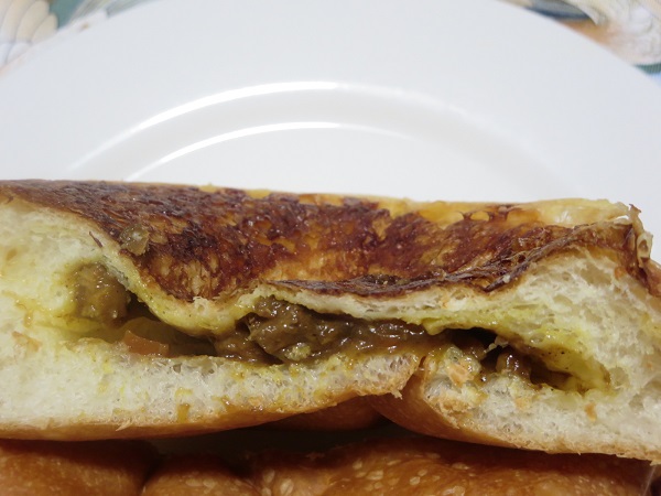 ル ベンケイの焼きチーズカレーの断面の近影画像。