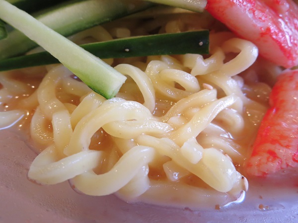 萬福の冷やし中華（ごまだれ）の麺の近影画像。