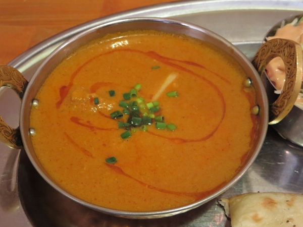 シータラのチキンカレー&チーズナンのチキンカレーの近影画像。