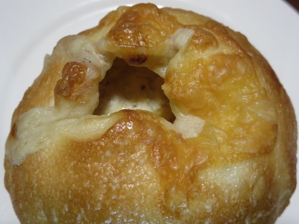 SANBON BAKERYのきのこチキングラタンの近影画像。