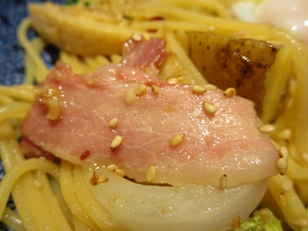 洋麺屋 五右衛門のイベリコ豚と春野菜づくしのよくばりスパゲッティーのイベリコ豚の近影画像。