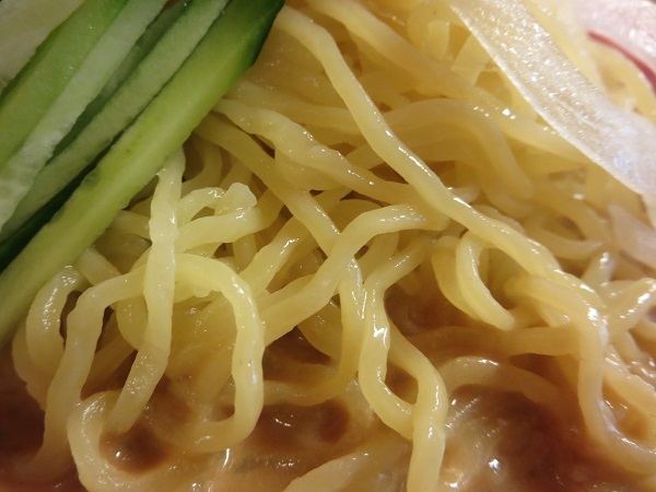 味噌らーめん比田井の冷やし中華の麺の近影画像。