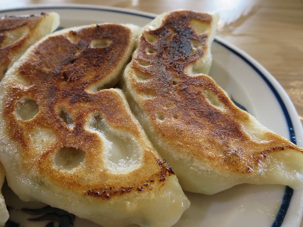 味香園の焼き餃子の近影画像。