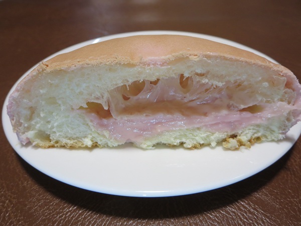 Le Pain Bon Bonのなめらかいちごパンの断面の近影画像。