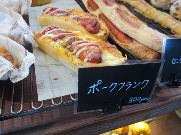 Tiny Bakery トイットのポークフランクが置かれている陳列棚。