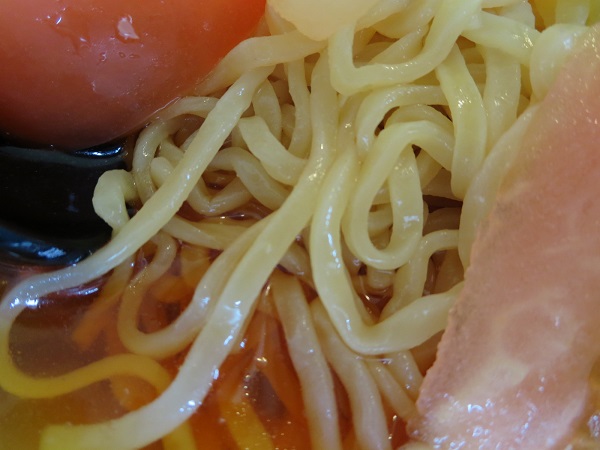 香源の冷やし中華の麺の近影画像。