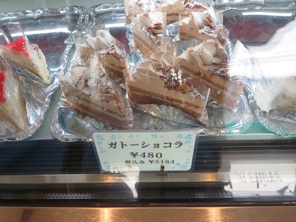 ラ・シェールのガトーショコラが陳列されているショーケース。