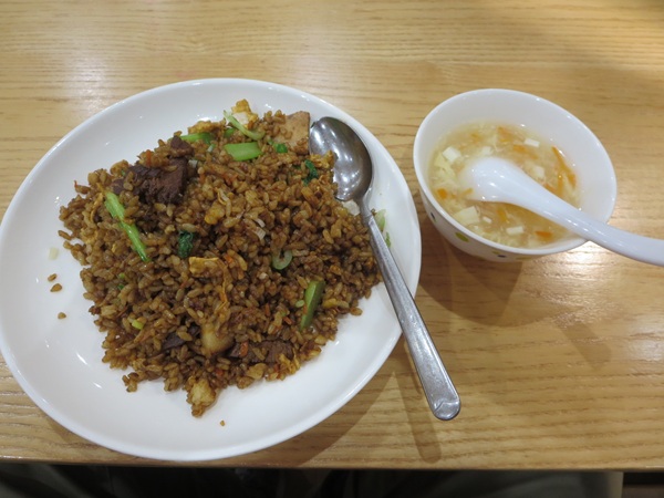 晴晴飯店の豚バラチャーハンの全体画像。