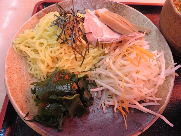 めん丸のつけ麺の麺と具材の画像。