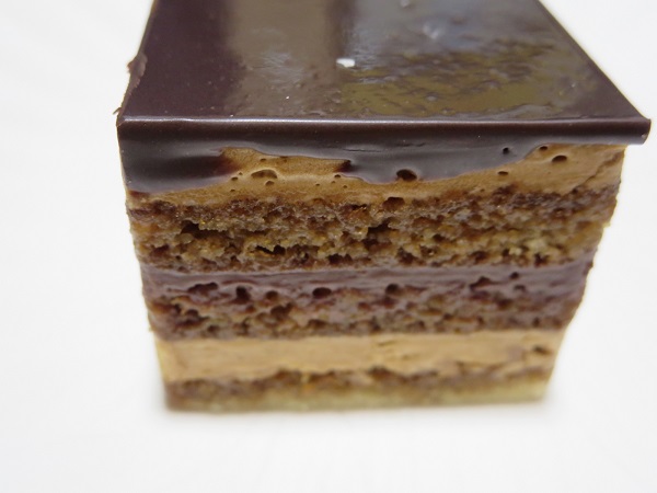 フランス菓子イヴリーヌのオペラの断面の近影画像。
