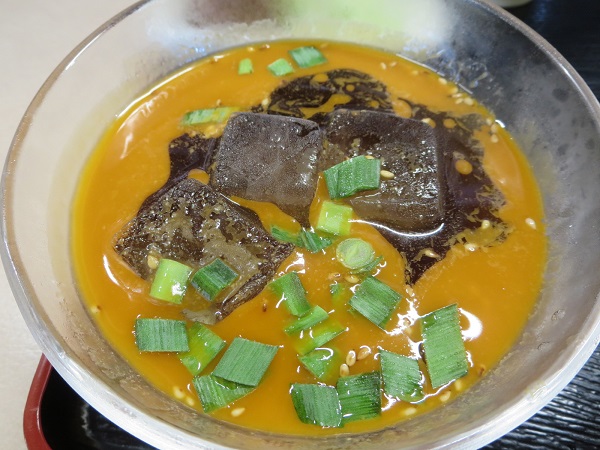 らいもんの冷しざる坦々麺のスープの近影画像。
