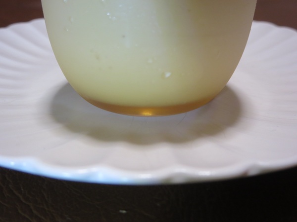 菓子工房 雅のなめらかきびプリンの横からの底のカラメルの近影画像。
