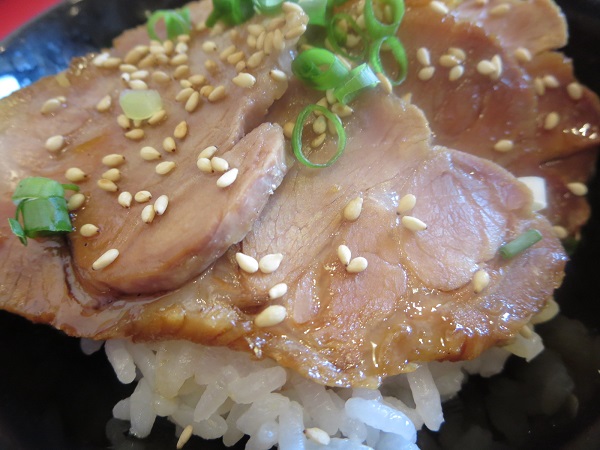 ラーメン山岡家のチャーシュー丼の別角度からの近影画像。